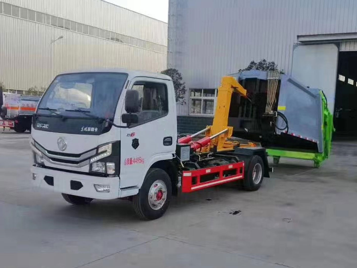 Hook Lift Truck Waste Collecting Truck Exporting DONGFENG Dollicar 4X2 Small Garbage Truck EURO 3